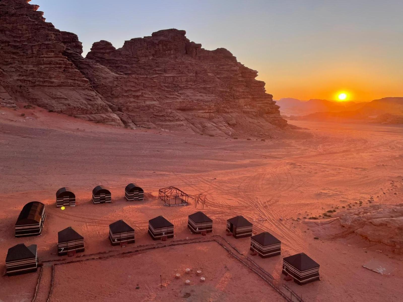 um Sabatah camp Hotel Wadi Rum Bagian luar foto
